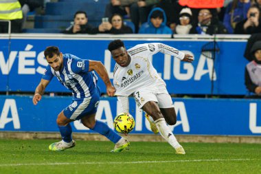 Jonny Otto ve Vinicius Junior, LaLiga EA SPORTS maçında Mendizorroza 'daki Deportivo Alaves ve Real Madrid FC takımları arasında görüldü (Maciej Rogowski / Ball Raw Images)