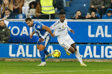 Jonny Otto ve Vinicius Junior, LaLiga EA SPORTS maçında Mendizorroza 'daki Deportivo Alaves ve Real Madrid FC takımları arasında görüldü (Maciej Rogowski / Ball Raw Images)
