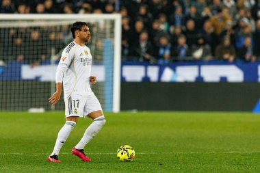 Raul Asencio, LaLiga EA SPORTS maçı sırasında Mendizorroza 'da Deportivo Alaves ve Real Madrid FC takımları arasında görüldü (Maciej Rogowski / Ball Raw Images)