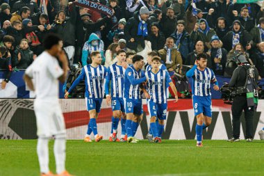 Deportivo Alaves oyuncuları, Mendizorroza 'daki Deportivo Alaves ve Real Madrid FC takımları arasında oynanan LaLiga EA SPORTS maçında gol attıktan sonra kutlama yaparken görüldü (Maciej Rogowski / Ball Raw Images)