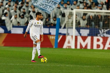 Raul Asencio, LaLiga EA SPORTS maçı sırasında Mendizorroza 'da Deportivo Alaves ve Real Madrid FC takımları arasında görüldü (Maciej Rogowski / Ball Raw Images)