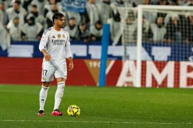 Raul Asencio, LaLiga EA SPORTS maçı sırasında Mendizorroza 'da Deportivo Alaves ve Real Madrid FC takımları arasında görüldü (Maciej Rogowski / Ball Raw Images)