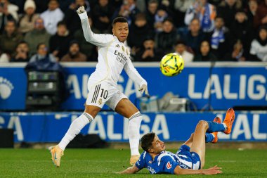 Nahuel Tenaglia ve Kylian Mbappe, LaLiga EA Spor Maçı sırasında Mendizorroza 'da Deportivo Alaves ve Real Madrid FC takımları arasında görüldü (Maciej Rogowski / Ball Raw Images)