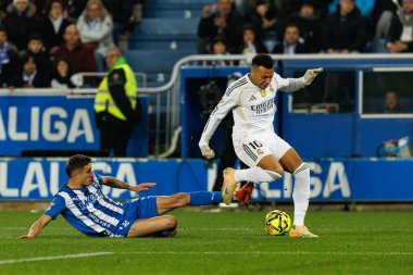 Nahuel Tenaglia ve Kylian Mbappe, LaLiga EA Spor Maçı sırasında Mendizorroza 'da Deportivo Alaves ve Real Madrid FC takımları arasında görüldü (Maciej Rogowski / Ball Raw Images)