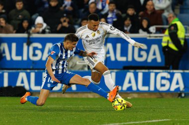 Nahuel Tenaglia ve Kylian Mbappe, LaLiga EA Spor Maçı sırasında Mendizorroza 'da Deportivo Alaves ve Real Madrid FC takımları arasında görüldü (Maciej Rogowski / Ball Raw Images)