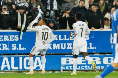 Kylian Mbappe ve Vinicius Vini Junior, Mendizorroza 'daki Deportivo Alaves ve Real Madrid FC takımları arasında oynanan LaLiga EA SPORTS maçında gol attıktan sonra kutlama yaparken görüldü (Maciej Rogowski / Ball Raw Images))