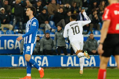 Kylian Mbappe, Mendizorroza 'da Deportivo Alaves ve Real Madrid FC (Maciej Rogowski / Ball Raw Images) takımları arasında oynanan LaLiga EA SPORTS maçında gol attıktan sonra kutlama yaparken görülüyor.)