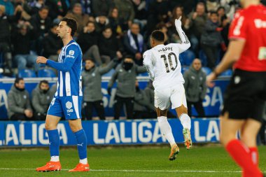 Kylian Mbappe, Mendizorroza 'da Deportivo Alaves ve Real Madrid FC (Maciej Rogowski / Ball Raw Images) takımları arasında oynanan LaLiga EA SPORTS maçında gol attıktan sonra kutlama yaparken görülüyor.)
