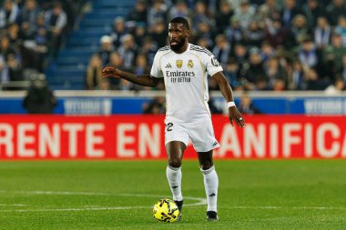Antonio Rudiger, LaLiga EA SPORTS maçı sırasında Mendizorroza 'da Deportivo Alaves ve Real Madrid FC takımları arasında görüldü (Maciej Rogowski / Ball Raw Images)