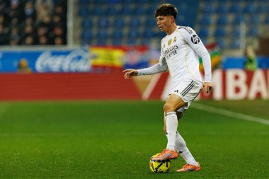 Victor Valdepenas, Mendizorroza 'daki Deportivo Alaves ve Real Madrid FC takımları arasında oynanan LaLiga EA SPORTS maçı sırasında görüldü (Maciej Rogowski / Ball Raw Images)