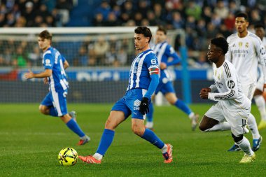 Antonio Blanco ve Vinicius Vini Junior, LaLiga EA SPORTS maçında Mendizorroza 'daki Deportivo Alaves ve Real Madrid FC takımları arasında görüldü (Maciej Rogowski / Ball Raw Images)