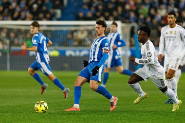 Antonio Blanco ve Vinicius Vini Junior, LaLiga EA SPORTS maçında Mendizorroza 'daki Deportivo Alaves ve Real Madrid FC takımları arasında görüldü (Maciej Rogowski / Ball Raw Images)
