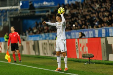 Victor Valdepenas, Mendizorroza 'daki Deportivo Alaves ve Real Madrid FC takımları arasında oynanan LaLiga EA SPORTS maçı sırasında görüldü (Maciej Rogowski / Ball Raw Images)