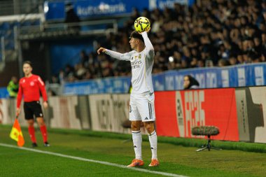 Victor Valdepenas, Mendizorroza 'daki Deportivo Alaves ve Real Madrid FC takımları arasında oynanan LaLiga EA SPORTS maçı sırasında görüldü (Maciej Rogowski / Ball Raw Images)