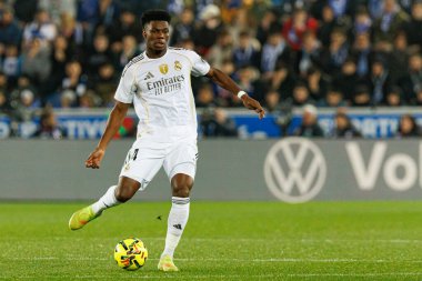 Aurelien Tchouameni, LaLiga EA SPORTS maçı sırasında Mendizorroza 'da Deportivo Alaves ve Real Madrid FC takımları arasında görüldü (Maciej Rogowski / Ball Raw Images)