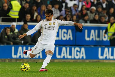 Raul Asencio, LaLiga EA SPORTS maçı sırasında Mendizorroza 'da Deportivo Alaves ve Real Madrid FC takımları arasında görüldü (Maciej Rogowski / Ball Raw Images)