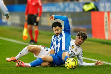 Mendizorroza 'da Deportivo Alaves ve Real Madrid FC (Maciej Rogowski / Ball Raw Images) takımları arasında oynanan LaLiga EA SPORTS maçı sırasında Victor Valdepenas ve Calebe Goncalves görüldü)