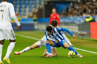 Mendizorroza 'da Deportivo Alaves ve Real Madrid FC (Maciej Rogowski / Ball Raw Images) takımları arasında oynanan LaLiga EA SPORTS maçı sırasında Victor Valdepenas ve Calebe Goncalves görüldü)
