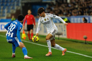 Victor Valdepenas, Mendizorroza 'daki Deportivo Alaves ve Real Madrid FC takımları arasında oynanan LaLiga EA SPORTS maçı sırasında görüldü (Maciej Rogowski / Ball Raw Images)