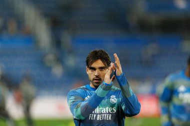 Raul Asencio, LaLiga EA SPORTS maçı sırasında Mendizorroza 'da Deportivo Alaves ve Real Madrid FC takımları arasında görüldü (Maciej Rogowski / Ball Raw Images)