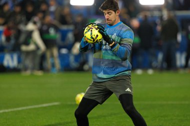 Thibaut Courtois, Mendizorroza 'daki Deportivo Alaves ve Real Madrid FC takımları arasında oynanan LaLiga EA SPORTS maçı sırasında görüldü. (Maciej Rogowski / Ball Raw Images)