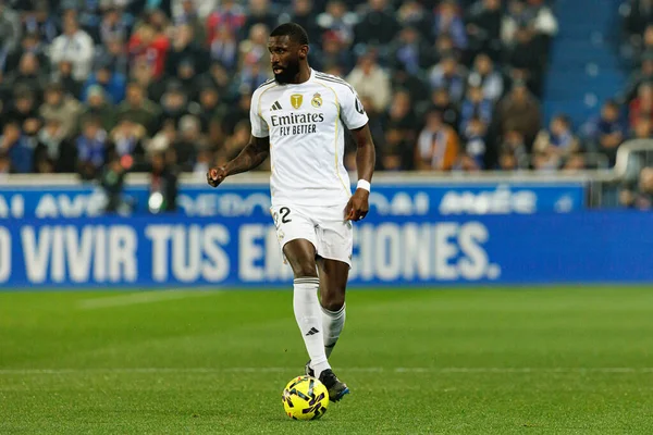 Antonio Rudiger, LaLiga EA SPORTS maçı sırasında Mendizorroza 'da Deportivo Alaves ve Real Madrid FC takımları arasında görüldü (Maciej Rogowski / Ball Raw Images)