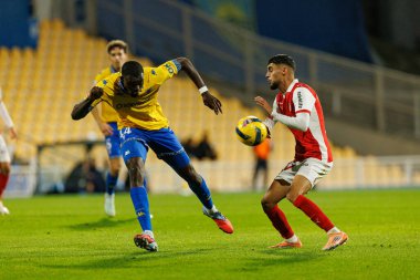 Kevin Boma ve Gabriel Martinez Liga Portekiz maçı sırasında Estoril Praia ve SC Braga takımları arasında Estadio Antonio Coimbra da Mota (Maciej Rogowski / Ball Raw Images)
