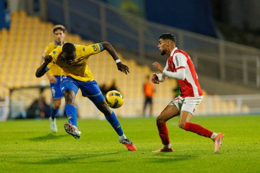 Kevin Boma ve Gabriel Martinez Liga Portekiz maçı sırasında Estoril Praia ve SC Braga takımları arasında Estadio Antonio Coimbra da Mota (Maciej Rogowski / Ball Raw Images)