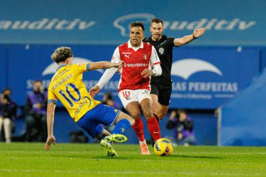 Jordan Holsgrove ve Rodrigo Zalazar Liga Portekiz maçı sırasında Estoril Praia ve SC Braga takımları arasında Estadio Antonio Coimbra da Mota (Maciej Rogowski / Ball Raw Images)