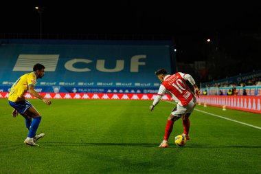Andre Lacxmicant ve Rodrigo Zalazar, Liga Portekiz maçı sırasında Estoril Praia ve SC Braga takımları arasında Estadio Antonio Coimbra da Mota (Maciej Rogowski / Ball Raw Images)