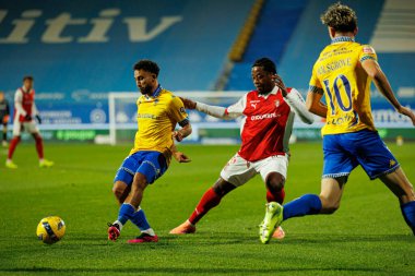 Rafik Guitane ve Bright Arrey-Mbi, Liga Portekiz maçı sırasında Estoril Praia ve SC Braga takımları arasında Estadio Antonio Coimbra da Mota 'da görüldü (Maciej Rogowski / Ball Raw Images)