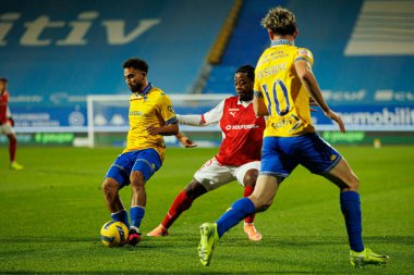 Rafik Guitane ve Bright Arrey-Mbi, Liga Portekiz maçı sırasında Estoril Praia ve SC Braga takımları arasında Estadio Antonio Coimbra da Mota 'da görüldü (Maciej Rogowski / Ball Raw Images)