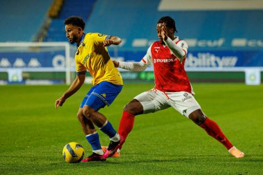 Rafik Guitane ve Bright Arrey-Mbi, Liga Portekiz maçı sırasında Estoril Praia ve SC Braga takımları arasında Estadio Antonio Coimbra da Mota 'da görüldü (Maciej Rogowski / Ball Raw Images)