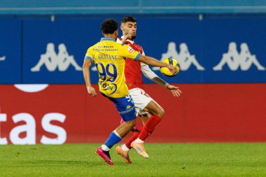 Gabriel Martinez ve Rafik Guitane, Liga Portekiz maçı sırasında Estoril Praia ve SC Braga takımları arasında Estadio Antonio Coimbra da Mota (Maciej Rogowski / Ball Raw Images)