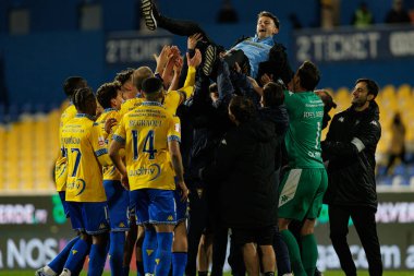 Estoril Praia 'nın oyuncuları ve çalışanları Liga Portekiz maçı sırasında Estoril Praia ve SC Braga takımları arasında Estadio Antonio Coimbra da Mota (Maciej Rogowski / Ball Raw Images)