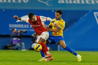 Rodrigo Zalazar ve Antef Tsoungui, Liga Portekiz maçı sırasında Estoril Praia ve SC Braga takımları arasında Estadio Antonio Coimbra da Mota (Maciej Rogowski / Ball Raw Images)