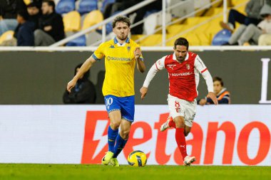 Jordan Holsgrove ve Joao Moutinho, Liga Portekiz maçı sırasında Estoril Praia ve SC Braga takımları arasında Estadio Antonio Coimbra da Mota (Maciej Rogowski / Ball Raw Images)