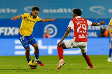 Rafik Guitane ve Jean-Baptiste Gorby, Liga Portekiz maçı sırasında Estoril Praia ve SC Braga takımları arasında Estadio Antonio Coimbra da Mota 'da (Maciej Rogowski / Ball Raw Images) görüldü.)