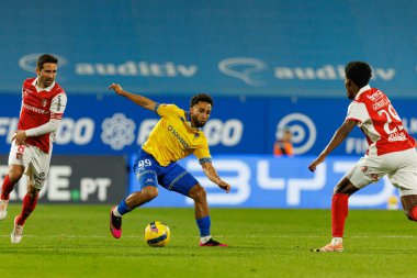 Joao Moutinho, Rafik Guitane Liga Portekiz maçı sırasında Estoril Praia ve SC Braga takımları arasında Estadio Antonio Coimbra da Mota 'da görüldü (Maciej Rogowski / Ball Raw Images)