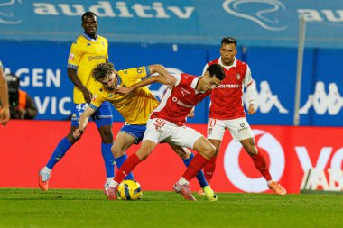 Jordan Holsgrove ve Diego Rodrigues Liga Portekiz maçı sırasında Estoril Praia ve SC Braga takımları arasında Estadio Antonio Coimbra da Mota (Maciej Rogowski / Ball Raw Images)