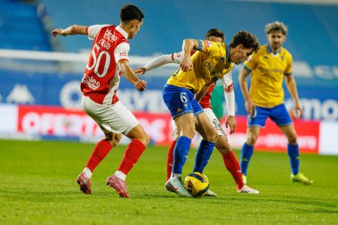 Jandro Orellana ve Diego Rodrigues, Liga Portekiz maçı sırasında Estoril Praia ve SC Braga takımları arasında Estadio Antonio Coimbra da Mota (Maciej Rogowski / Ball Raw Images)