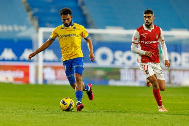 Rafik Guitane ve Gabriel Martinez, Liga Portekiz maçı sırasında Estoril Praia ve SC Braga takımları arasında Estadio Antonio Coimbra da Mota 'da (Maciej Rogowski / Ball Raw Images) görüldü.)