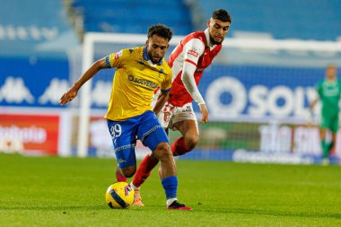 Rafik Guitane ve Gabriel Martinez, Liga Portekiz maçı sırasında Estoril Praia ve SC Braga takımları arasında Estadio Antonio Coimbra da Mota 'da (Maciej Rogowski / Ball Raw Images) görüldü.)