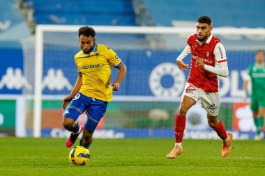 Rafik Guitane ve Gabriel Martinez, Liga Portekiz maçı sırasında Estoril Praia ve SC Braga takımları arasında Estadio Antonio Coimbra da Mota 'da (Maciej Rogowski / Ball Raw Images) görüldü.)
