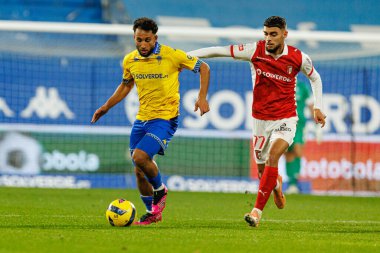 Rafik Guitane ve Gabriel Martinez, Liga Portekiz maçı sırasında Estoril Praia ve SC Braga takımları arasında Estadio Antonio Coimbra da Mota 'da (Maciej Rogowski / Ball Raw Images) görüldü.)