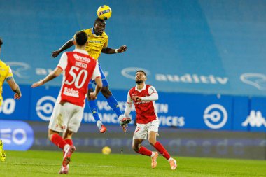 Kevin Boma ve Gabriel Martinez Liga Portekiz maçı sırasında Estoril Praia ve SC Braga takımları arasında Estadio Antonio Coimbra da Mota (Maciej Rogowski / Ball Raw Images)