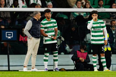 Rui Borges, Alisson Santos ve Joao Simoes Liga Portekiz maçı sırasında Estadio Jose Alvalade 'deki AVS Futebol SAD (Maciej Rogowski / Ball Raw Images) takımları arasında görüldü.)