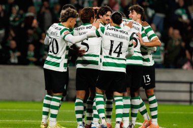 Sporcu Oyuncuları, Liga Portekiz maçında Estadio Jose Alvalade 'deki AVS Futebol SAD (Maciej Rogowski / Ball Raw Images) takımları arasında gol üstüne gol atarken görüldü.)