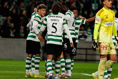 Sporcu Oyuncuları, Liga Portekiz maçında Estadio Jose Alvalade 'deki AVS Futebol SAD (Maciej Rogowski / Ball Raw Images) takımları arasında gol üstüne gol atarken görüldü.)