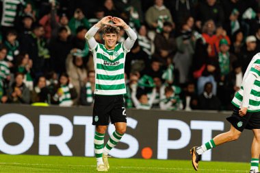 Maximiliano Araujo, Liga Portekiz maçında Estadio Jose Alvalade 'deki AVS Futebol SAD (Maciej Rogowski / Ball Raw Images) takımları arasında gol üstüne gol atarken görüldü.)